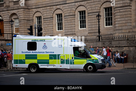 Appel d'urgence Ambulance sur Princes Street, Édimbourg, Écosse, Royaume-Uni, Europe Banque D'Images