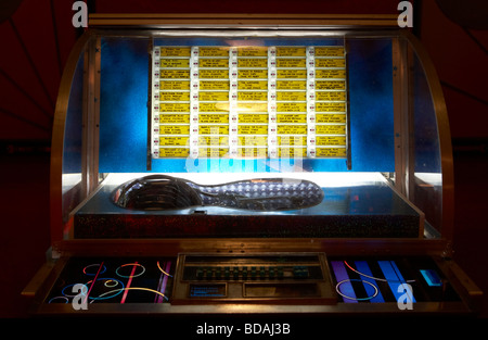 Olf fifties juke box à l'intérieur du hall d'entrée de l'hôtel Tudor cinéma privé à comber le comté de Down en Irlande du Nord Banque D'Images