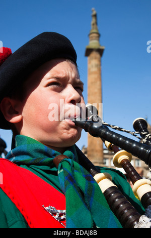 Jeune garçon à la tuyauterie Tuyauterie dans la concurrence internationale George Square Glasgow, Royaume-Uni, Grande Bretagne Banque D'Images