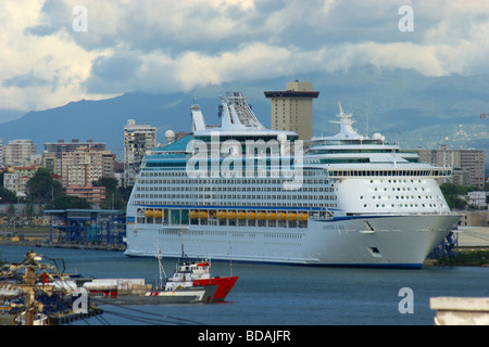 Bateau de croisière énorme tire dans le port de la vieille ville de San Juan, Puerto Rico Banque D'Images