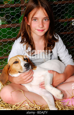 9 year old girl holding a Beagle chiot à Chawton fête du Village, Chawton, Hampshire UK. 08.08.2009 Banque D'Images