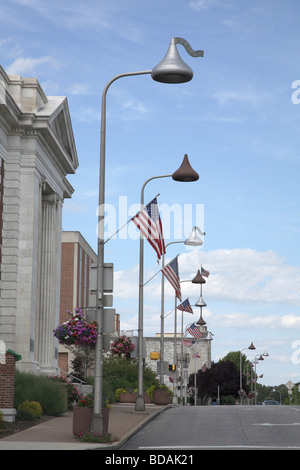 Ligne d'éclairage de rue dans le centre de Hershey PA. Chacune est en forme de Hershey's kiss. Banque D'Images