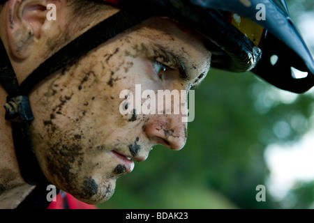 Un vélo de montagne avec un visage boueux qui pose pour la caméra après une longue balade en montagne Rabbit Espace ouvert près de Lyon, en CO Banque D'Images