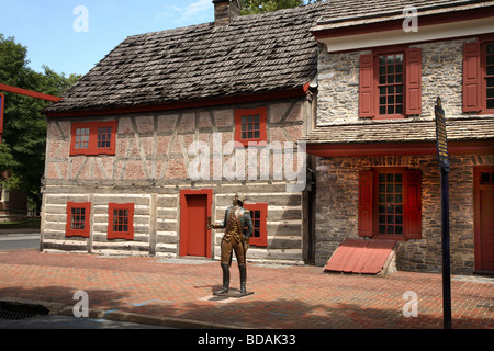 Golden Plough Inn avec une statue en bronze du marquis de Lafayette sur le trottoir de briques. À côté, il y a la moitié de General Gates. tous deux construits en 1751. Banque D'Images