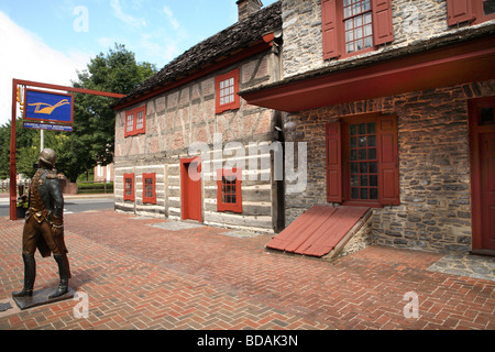 Golden Plough Inn avec une statue en bronze du marquis de Lafayette sur le trottoir de briques. À côté, il y a la moitié de General Gates. tous deux construits en 1751. Banque D'Images