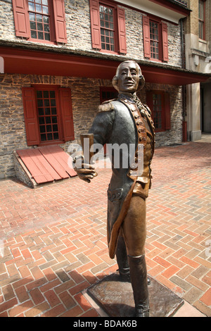 Statue en bronze du Marquis de Lafayette face sur la tenue d'un verre de vin dans sa main. Banque D'Images