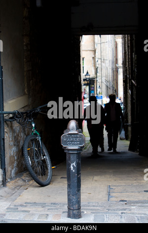 Deux personnes en silhouette à pied jusqu'à Edinburgh's Fleshmarket Close, rendu célèbre par Ian Rankin Rebus du roman du même nom Banque D'Images