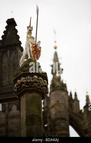 La licorne, symbole de l'Écosse, se dresse sur une colonne en pierre avec les armes de la Lion d'or visible. Banque D'Images