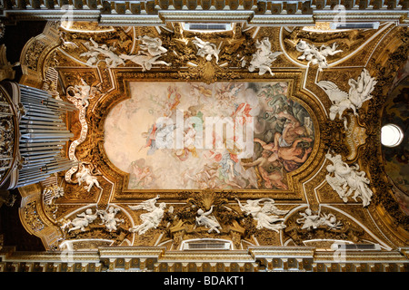 Rome Italie Le plafond richement décoré de l'église baroque de Santa Maria della Vittoria Banque D'Images