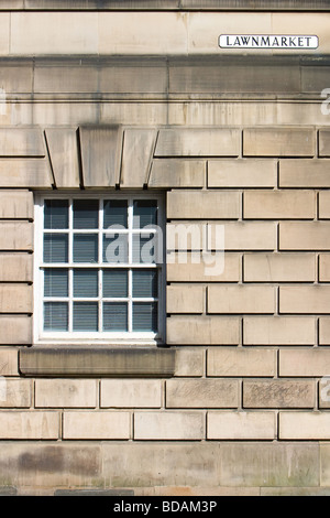 16 Une fenêtre à vitres multiples dans un bâtiment Géorgien dans Edinburgh's Lawnmarket. Banque D'Images