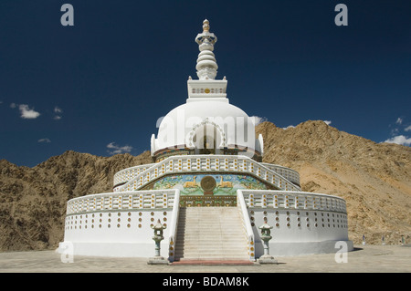 Façade d'un stupa, Shanti Stupa, Leh, Ladakh, Inde Banque D'Images