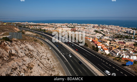 L'autoroute A7 à partir de la Télécabine. Calmorro Mountain. Benalmadena. Costa del Sol. L'Andalousie. L'Espagne. L'Europe Banque D'Images