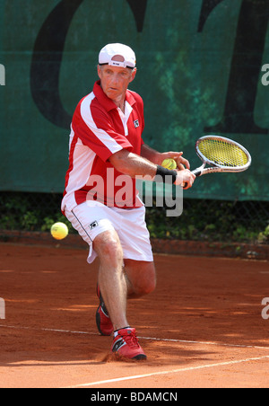 Homme âgé jouer a sauvé lors d'un tournoi de tennis Banque D'Images