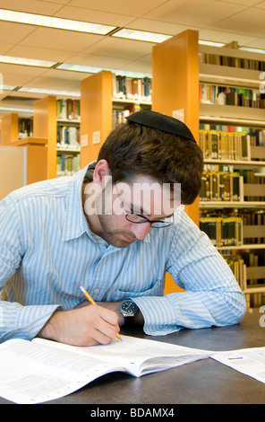 Jeune homme juif, d'étudier et faire ses devoirs dans la bibliothèque Banque D'Images