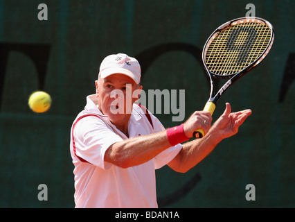 Homme âgé jouer a sauvé lors d'un tournoi de tennis Banque D'Images