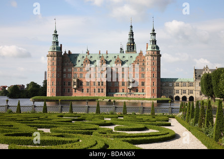 Le château de Frederiksborg, de style Renaissance néerlandaise, en face du jardin baroque, à Hillerød, au Nord du Sealand, au Danemark. Banque D'Images