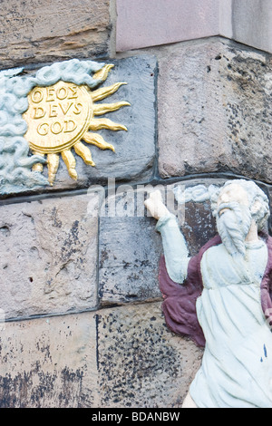 Une sculpture de John Knox, le réformateur religieux du xvie siècle écossais, à l'angle de sa maison à Edinburgh's Royal Mile. Banque D'Images