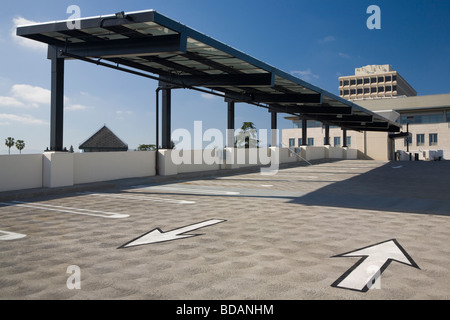 L'ombre des panneaux solaires sur un parking public situé à Mountain View, Californie, USA. Banque D'Images