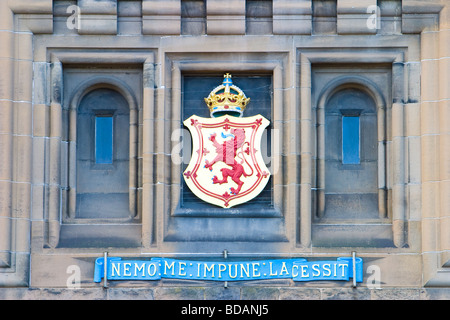 L'emblème royal d'Écosse, le Lion d'or avec la Couronne, au-dessus de la porte d'entrée pour le château d'Édimbourg Banque D'Images