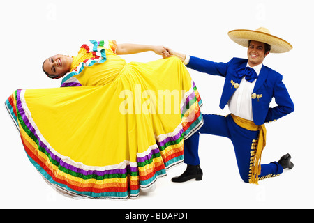 Jeune couple portant des vêtements traditionnels et de la danse Banque D'Images