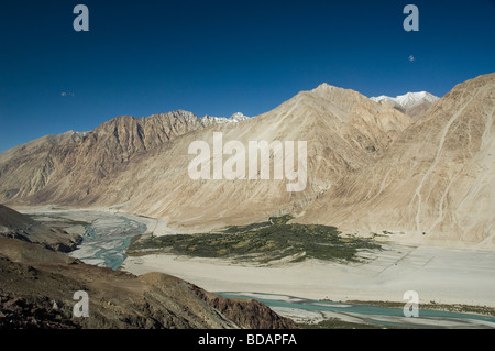 Rivière qui coule dans une vallée, fleuves Shyok River, la Vallée de Nubra, Ladakh, le Jammu-et-Cachemire, l'Inde Banque D'Images