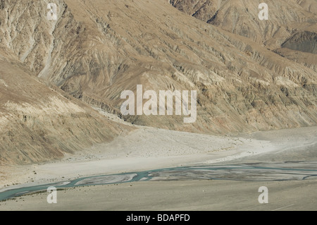 Rivière qui coule dans une vallée, fleuves Shyok River, la Vallée de Nubra, Ladakh, le Jammu-et-Cachemire, l'Inde Banque D'Images