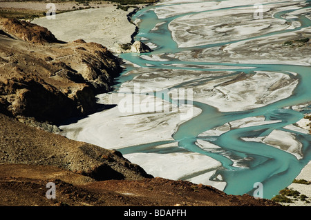 Rivière qui coule dans une vallée, fleuves Shyok River, la Vallée de Nubra, Ladakh, le Jammu-et-Cachemire, l'Inde Banque D'Images