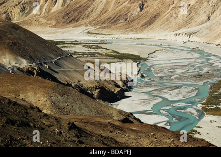 Rivière qui coule dans une vallée, fleuves Shyok River, la Vallée de Nubra, Ladakh, le Jammu-et-Cachemire, l'Inde Banque D'Images