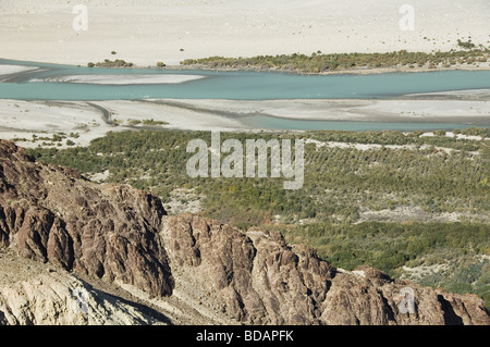 Rivière qui coule dans une vallée, fleuves Shyok River, la Vallée de Nubra, Ladakh, le Jammu-et-Cachemire, l'Inde Banque D'Images