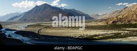 Rivière qui coule dans une vallée, fleuves Shyok River, la Vallée de Nubra, Ladakh, le Jammu-et-Cachemire, l'Inde Banque D'Images