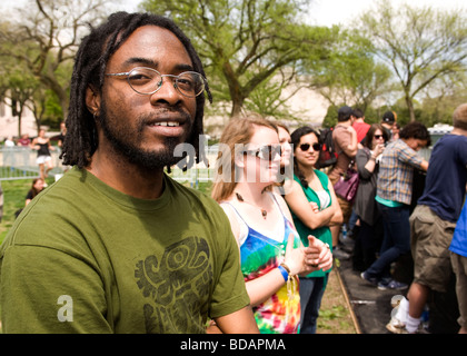 Les hommes africains debout dans une foule Banque D'Images