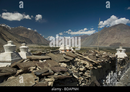 Pierre avec stupa dans l'arrière-plan, monastère de Diskit, La Vallée de Nubra, Ladakh, le Jammu-et-Cachemire, l'Inde Banque D'Images