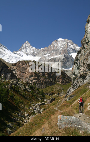 Female Hiker walking in direction unités Wellenkuppe Zermatt Suisse Valis Banque D'Images