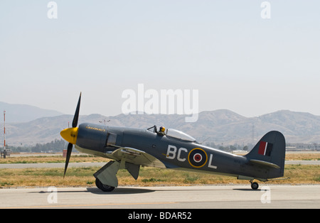 Un Hawker Sea Fury Les taxis sur la piste après un vol dans le cadre d'un salon. Banque D'Images