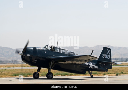 Un Grumman Avenger Les taxis sur la piste après un vol dans le cadre d'un salon. Banque D'Images