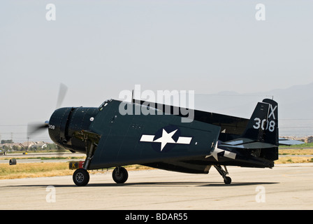 Un Grumman Avenger Les taxis sur la piste après un vol dans le cadre d'un salon. (Les extensions sont entièrement repliée sur cette vue) Banque D'Images