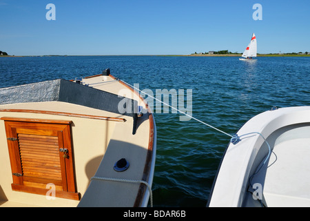 Un voilier traversant la baie Cape Code entre Plymouth Beach point et Saquish Neck, Massachusetts Banque D'Images