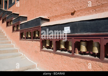 Roues de prière dans un monastère, le monastère de Thiksey, Ladakh, le Jammu-et-Cachemire, l'Inde Banque D'Images