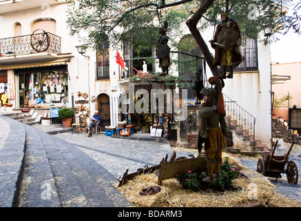 Les Marionnettes siciliennes suspendue à un arbre dans la ville italienne de Castlemola à proximité de Taormina. Banque D'Images