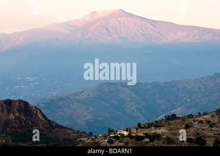 Soleil du matin illumine Miount Etna sur l'île italienne de Sicile Banque D'Images