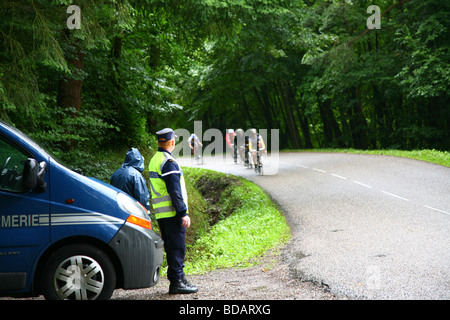 Tour de France 2009, étape 13 - Vittel Colmar 200 km (17 juillet) La police attendent les coureurs à venir Banque D'Images