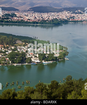 À l'ensemble de l'île sur le lac de Nissi Pamvotidha avec la ville de Ioannina dans le contexte de l'Épire du Nord de la Grèce Banque D'Images