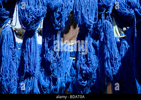 Tissu teint fil dans le souk des teinturiers quart du, Medina, Marrakech, Maroc, Afrique du Nord Banque D'Images