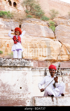 L'homme jouant un sarangi avec son fils dans un fort Meherangarh Fort Jodhpur Rajasthan Inde Banque D'Images