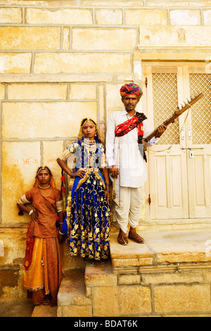 Folk Dancers performing in front of a building, Jaisalmer, Rajasthan, India Banque D'Images