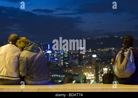 Nuit vue sur la Plaça d'Espanya et certaines parties de l'Sants-Montjuïc situé dans la ville de Barcelone en Espagne Banque D'Images