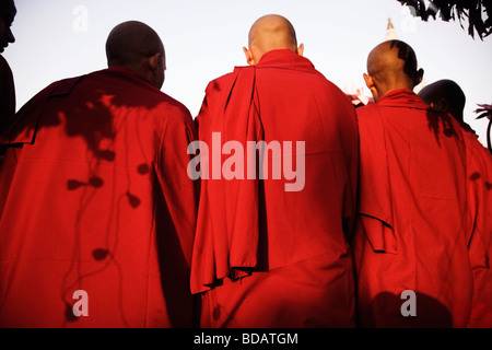 Moines priant devant un temple, Temple de la Mahabodhi, Bodhgaya, Gaya, Bihar, Inde Banque D'Images