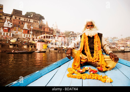 Sadhu assis dans un bateau et priant, Gange, Varanasi, Uttar Pradesh, Inde Banque D'Images