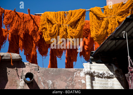 Tissu teint fil dans le souk des teinturiers quart du, Medina, Marrakech, Maroc, Afrique du Nord Banque D'Images