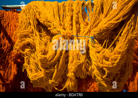 Tissu teint fil dans le souk des teinturiers quart du, Medina, Marrakech, Maroc, Afrique du Nord Banque D'Images